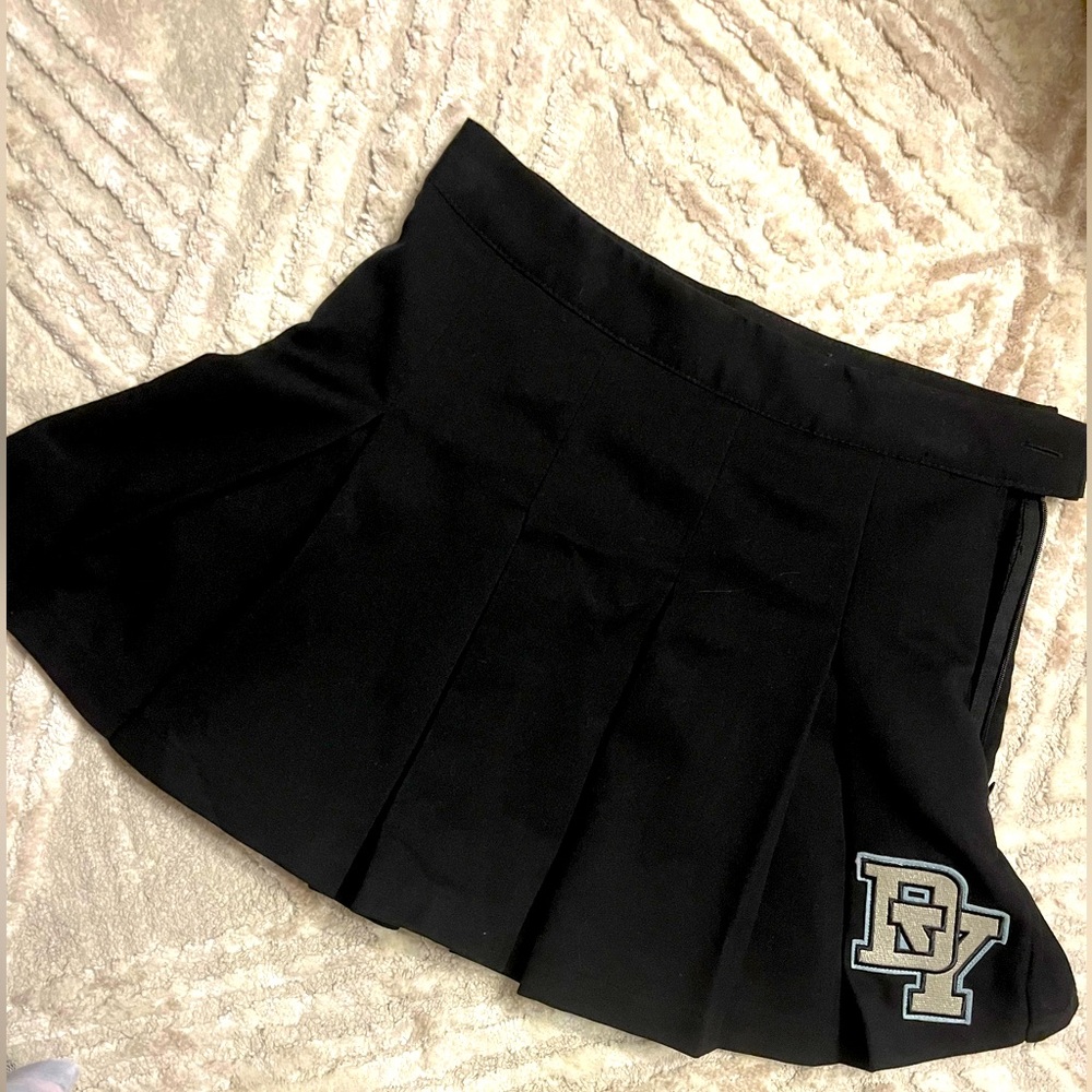 H&M Short, pleated skirt, stretch twill. Button and concealed zipper SIZE 2